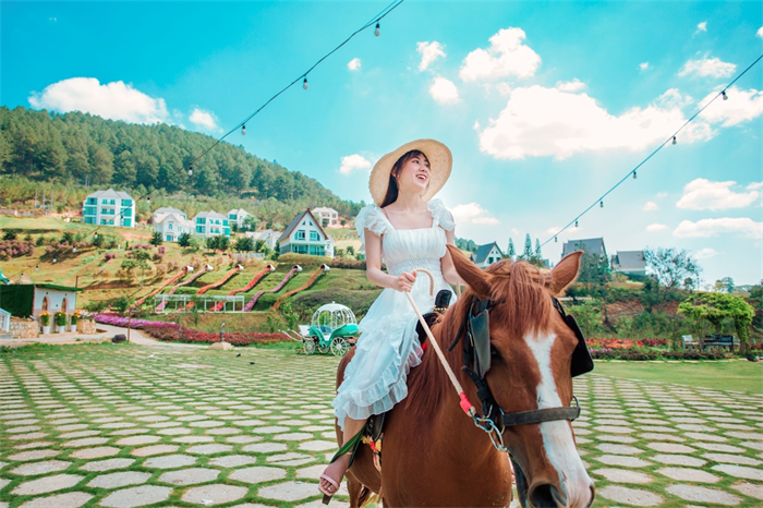 TRẢI NGHIỆM CƯỠI BẠCH MÃ TẠI DALAT WONDERLAND – ĐIỂM NHẤN DU XUÂN NĂM BÍNH NGỌ ĐẦU NĂM TẠI ĐÀ LẠT